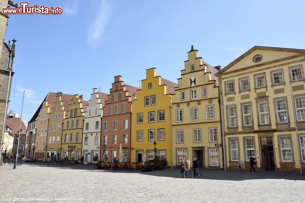 Immagine Le antiche dimore lungo il centro storico di Osnabruck, Germania. Passeggiando in questa cittadina si respira un'atmosfera rilassata ma allo stesso tempo anche molto elegante - © Alizada Studios / Shutterstock.com