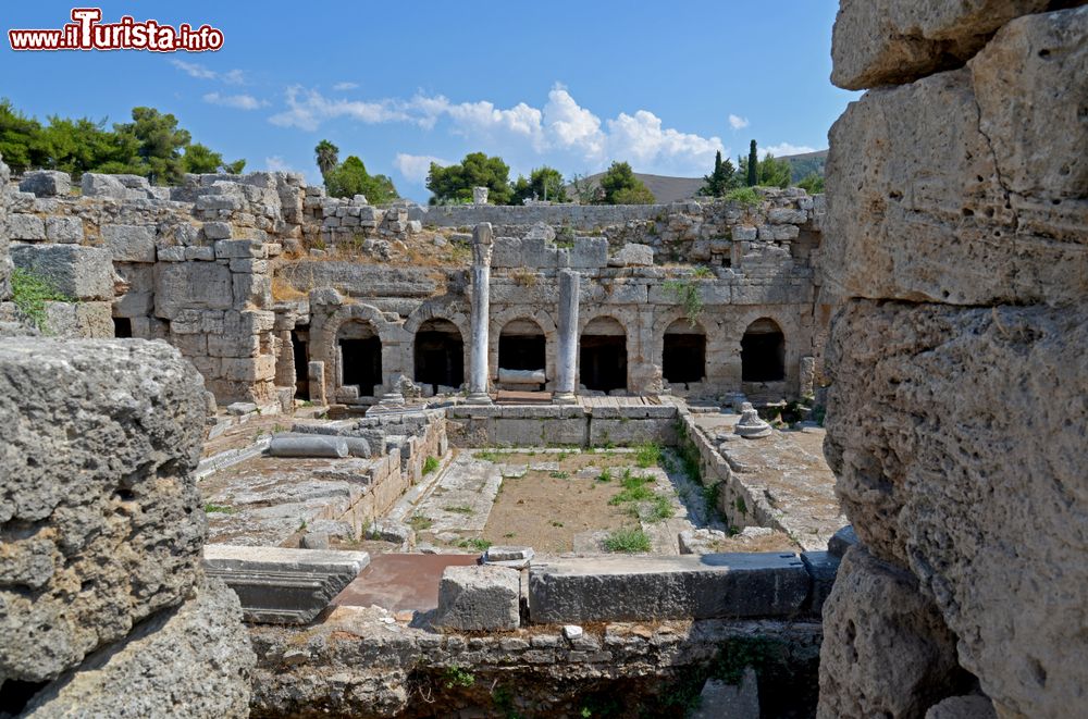 Immagine Le antiche rovine di Corinto, Grecia: il sito archeologico è uno dei più visitati di tutto il paese.