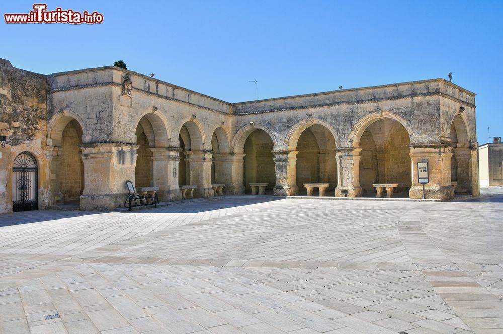 Immagine Le arcate di San Giorgio, un elegante portico del centro di Melpignano in Puglia