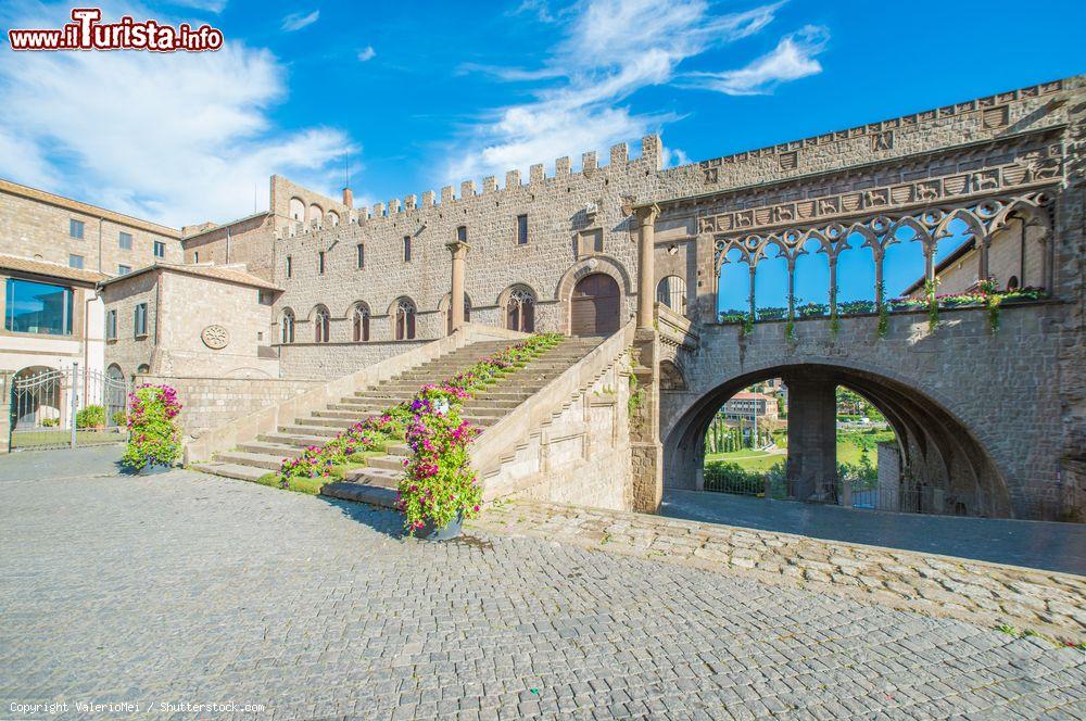 Immagine Le architetture medievali di Piazza San Lorenzo a VIterbo con il Palazzo dei Papi - © ValerioMei / Shutterstock.com