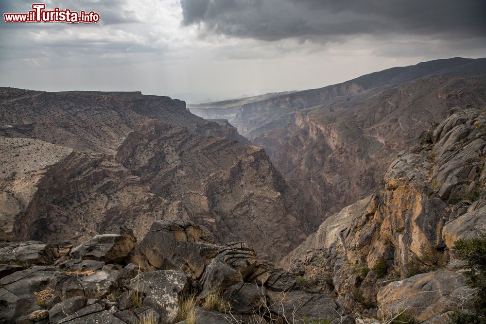 Immagine Le aspre montagne dell'Hajar nei pressi di Nizwa, Oman. Questa catena montuosa dell'Oman settentrionale è situata parallelamente alla costa del Golfo di Oman. E' formata per lo più di rocce calcaree.