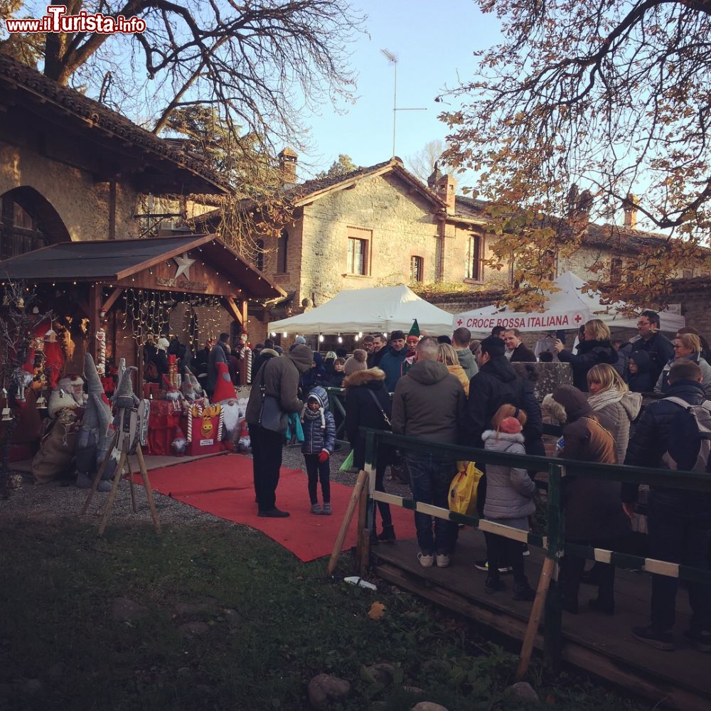 Immagine Le bancaralle dei Mercatini di Natale nei vicoli del borgo di Grazzano Visconti in Emilia - ©  Natale a Grazzano Visconti