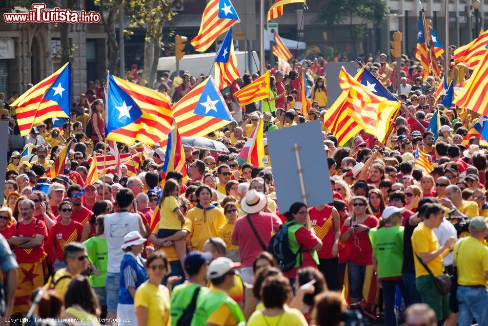 Immagine Le bandiere della Catalogna sventolano fiere sulle strade di Barcellona. E' la Diada, la festa catalana - © Iakov Filimonov / Shutterstock.com