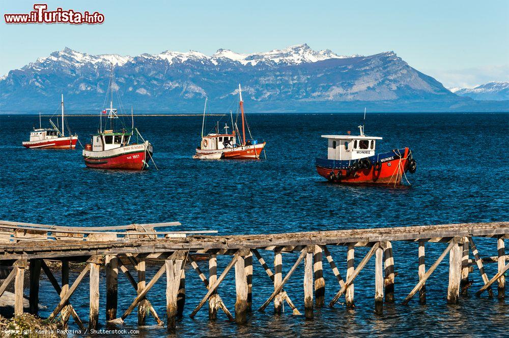 Immagine Le barche colorate in legno al porto di Puerto Natales, Cile - © Ksenia Ragozina / Shutterstock.com