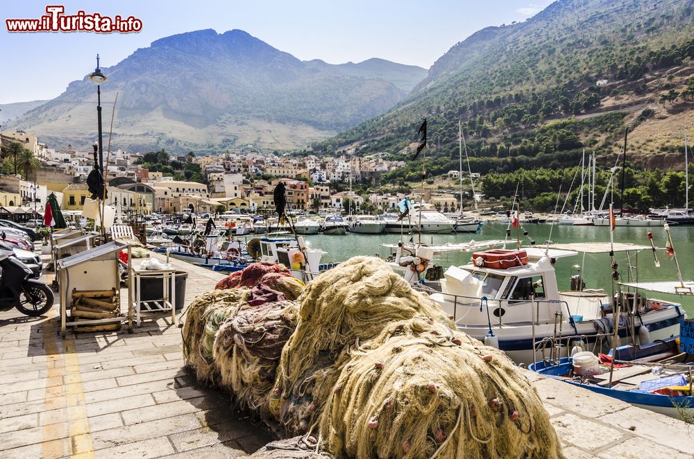 Immagine Le barche dei pescatori lungo la marina di Castellammare del Golfo, provincia di Trapani, Sicilia