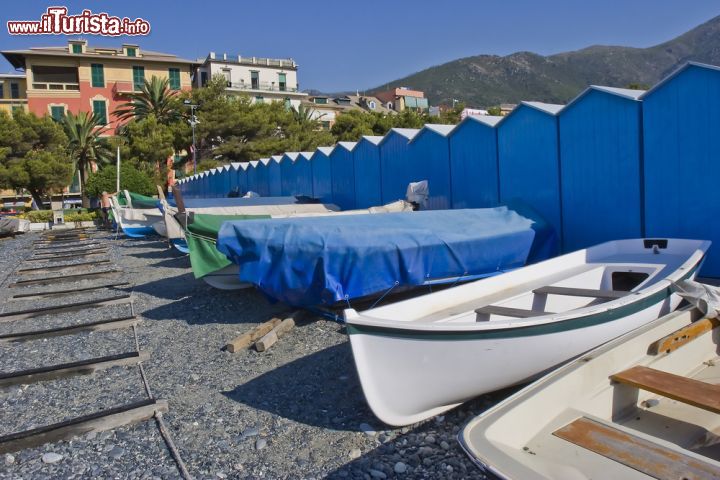 Immagine Le barche dei pescatori ormeggiate lungo la spiaggia di Arenzano, provincia di Genova, Liguria.