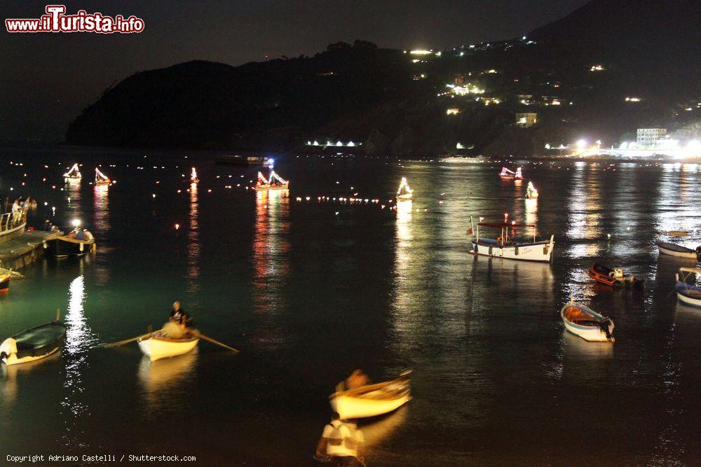 Immagine Le barche nel mare di Levanto prima dei fuochi della Festa di San Giacomo (Liguria) - © Adriano Castelli / Shutterstock.com