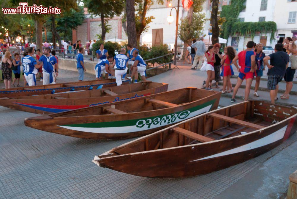 Immagine Le barche pronte alla corsa del Palio a Passignano sul Trasimeno - © Frank Bach / Shutterstock.com