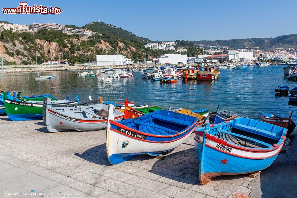 Immagine Le barchette dei pescatori, dette aiolas, presso il porticciolo di Sesimbra (Portogallo) - foto © StockPhotosArt / Shutterstock.com