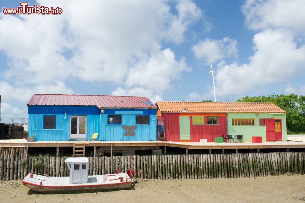 Immagine Le cabine colorate in legno dei pescatori di ostriche a Chateau-d'Oleron, isola d'Oleron, Francia. A volere la costruzione di questo villaggio, sui resti di un antico castello medievale, fu nel 1630 Richelieu. 