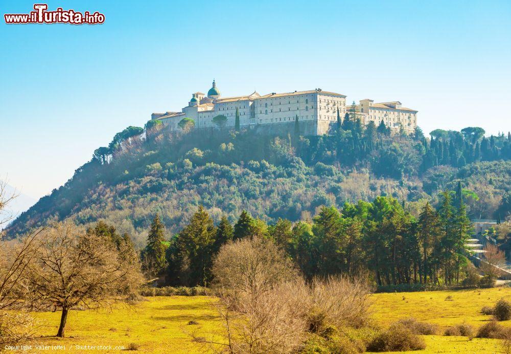 Immagine Le campagne di Cassino nel Lazio, in alto domina l'Abbazia di Montecassino, fondata da San Benedetto - © ValerioMei / Shutterstock.com