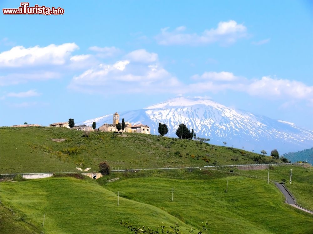 Immagine Le campagne intorno a Troina sui Monti Nebrodi e l'Etna innevato sullo sfondo