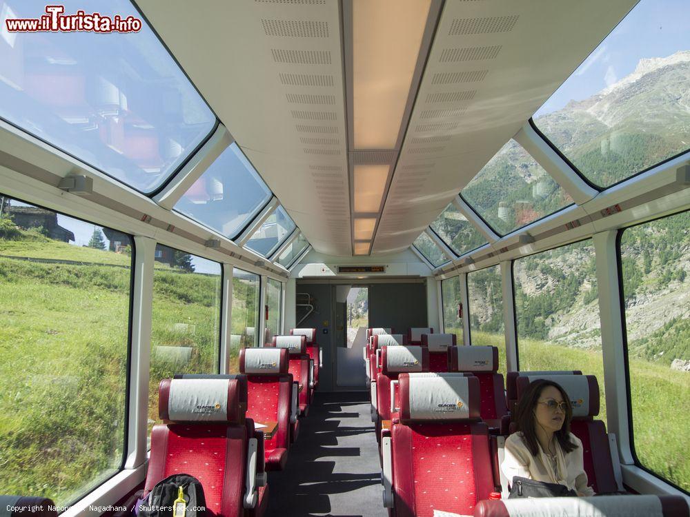 Immagine Le carrozze panoramiche del Glacier Express, il treno rapido più lento del mondo, Svizzera. Durante il viaggio è anche possibile pranzare al ristorante oppure direttamente seduti al proprio posto gustando ottime prelibatezze servite dal personale - © Narongsak Nagadhana / Shutterstock.com