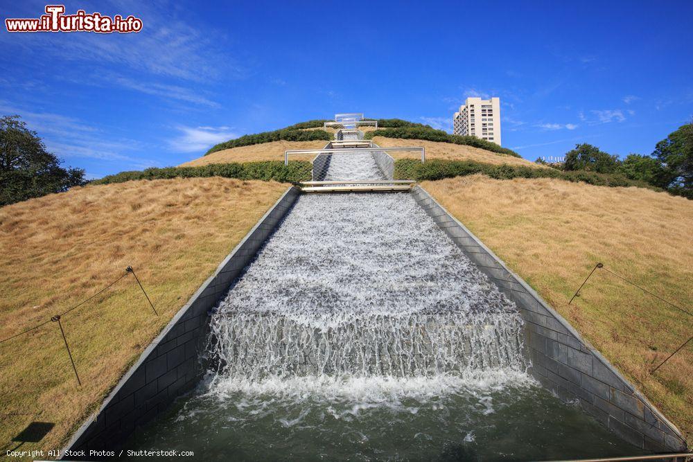 Immagine Le cascate d'acqua al McGovern Centennial Gardens di Houston, Texas - © All Stock Photos / Shutterstock.com