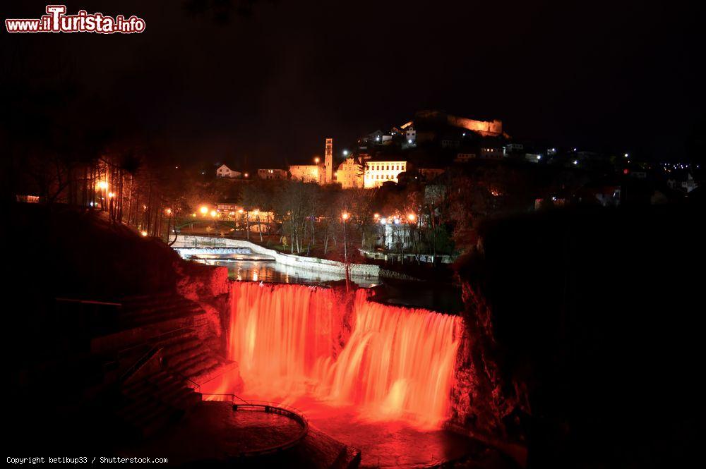 Immagine Le cascate della Pliva by night a Jajce, Bosnia e Erzegovina. Sono una delle principali attrazioni turistiche di questa vecchia cittadina fortificata - © betibup33 / Shutterstock.com