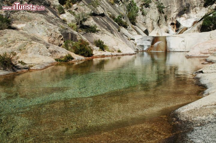 Immagine Le cascate di Purcaraccia, Corsica - il canyon di Purcaraccia è un meraviglioso "parco naturale" creato dalla natura nel corso dei millenni, e in particolare dal fiume Purcaraccia, che ha eroso le rocce del Col di Bavella e ha creato una serie di cascate e pozzi, perfetti per una splendida escursione nella natura.  - © salajean / Shutterstock.com