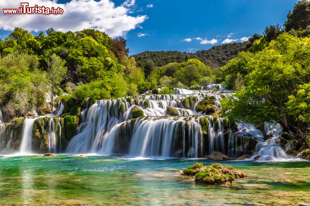 Immagine Le cascate Skradinski Buk nel Krka National Park, Dalmazia, Croazia. Il dislivello totale coperto è di circa 45 metri.