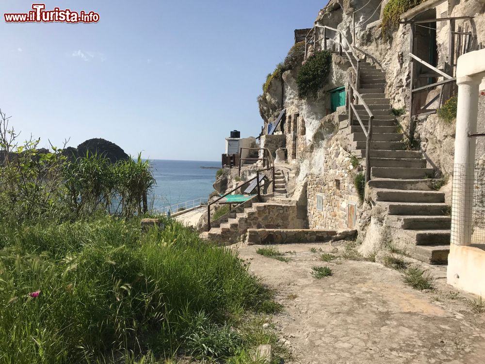 Immagine Le case-grotta di Palmarola, anntichi insediamenti sulle isole Pontine nel Lazio