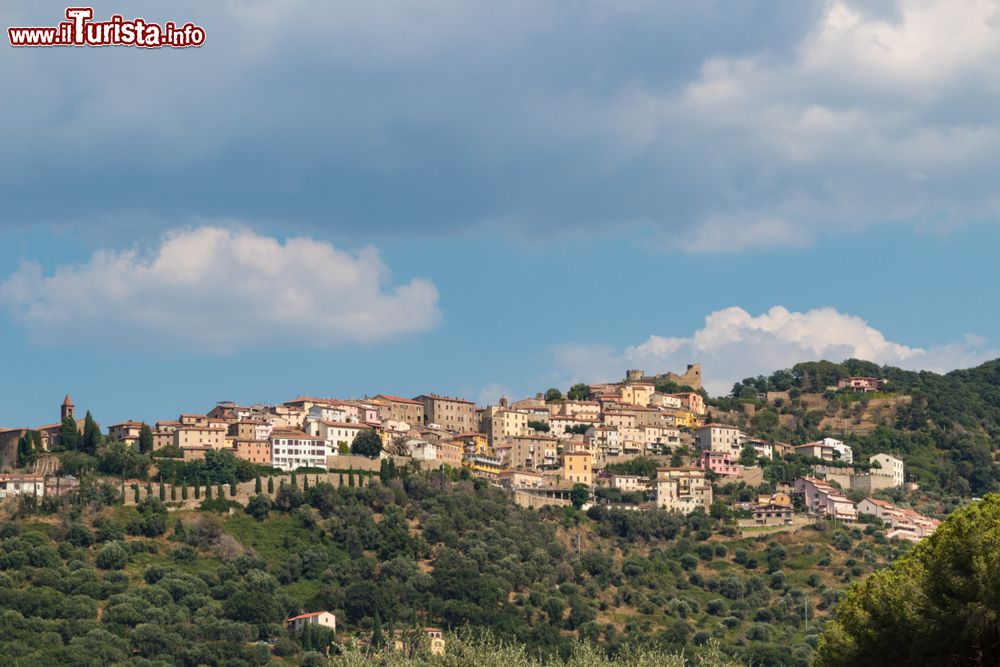 Immagine Le case addossate del borgo di Scarlino in Maremma, sud della Toscana