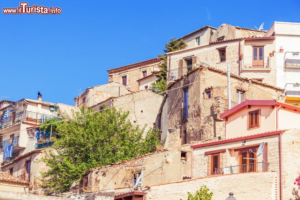 Immagine Le case affastellate del borgo di Bova Superiore in Calabria