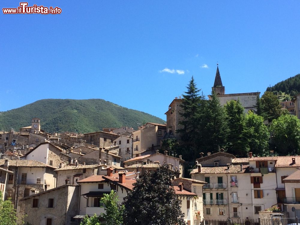Immagine Le case affastellate l'una sull'altra del borgo di Scanno in Abruzzo