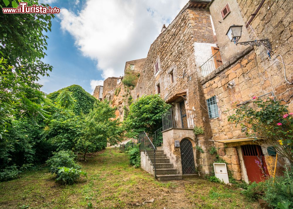 Immagine Le case antiche del borgo hippy di Calcata nel Lazio.