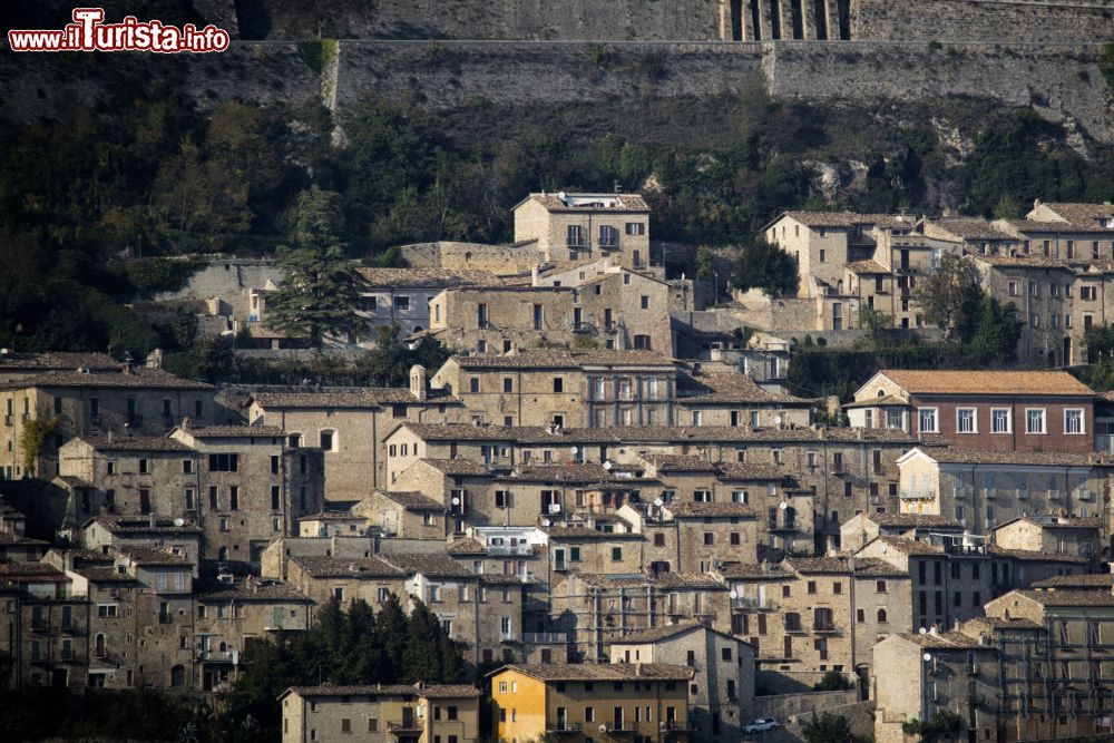 Immagine Le case antiche del borgo medievale di Civitella del Tronto in Abruzzo.