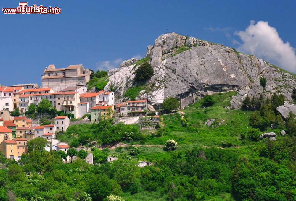 Immagine Le case arroccate del borgo di Pietrabbondante tra le montagne del Molise