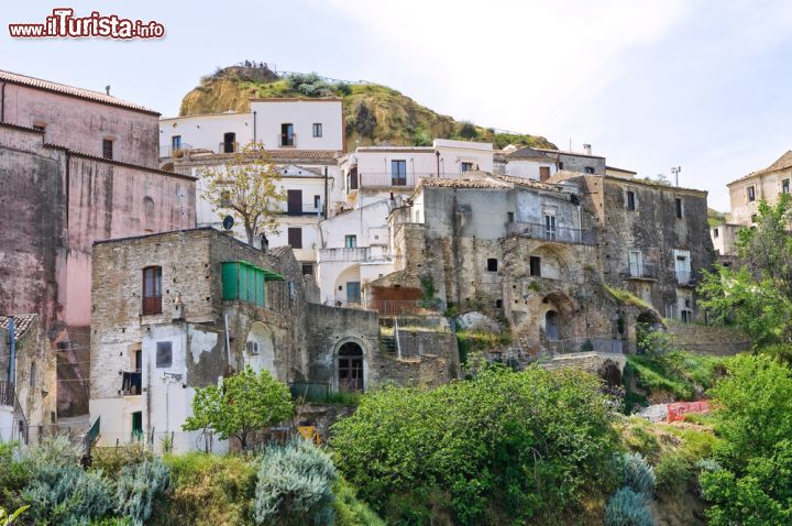 Immagine Le case arroccate del borgo storico di Tursi in Basilicata. Abbarbicato su un colle, il centro di Tursi sta diventando un'attrazione turistica molto frequentata grazie anche a interessanti progetti di ripristino.