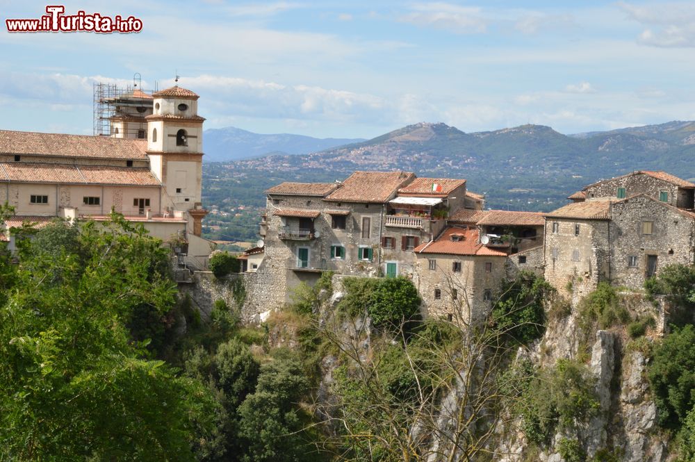 Immagine Le case arroccate di Artena, splendido borgo del Lazio aggrappato a delle rocce sui monti Lepini