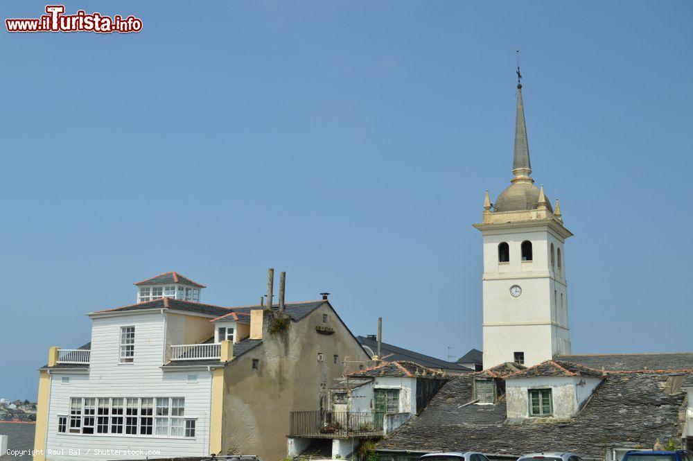 Immagine Le case bianche del centro di Castropol e la cjhiesa di Santiago in Spagna - © Raul Bal / Shutterstock.com