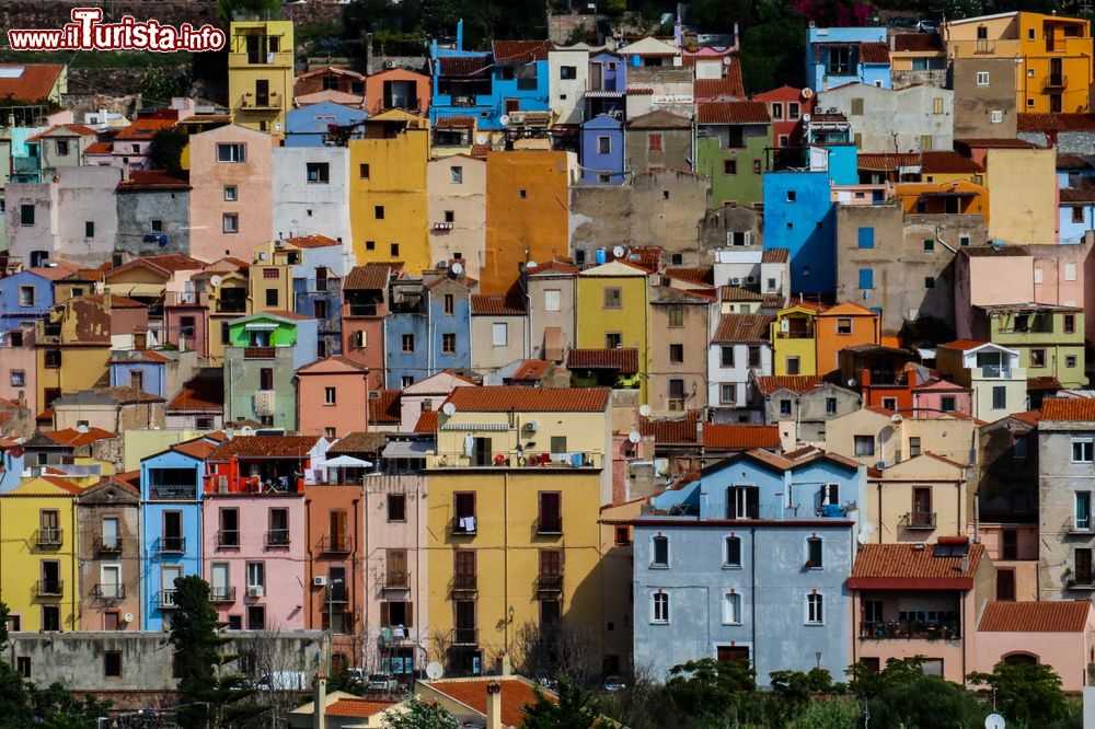 Immagine Le case color pastello del borgo medievale di Bosa, Sardegna occidentale