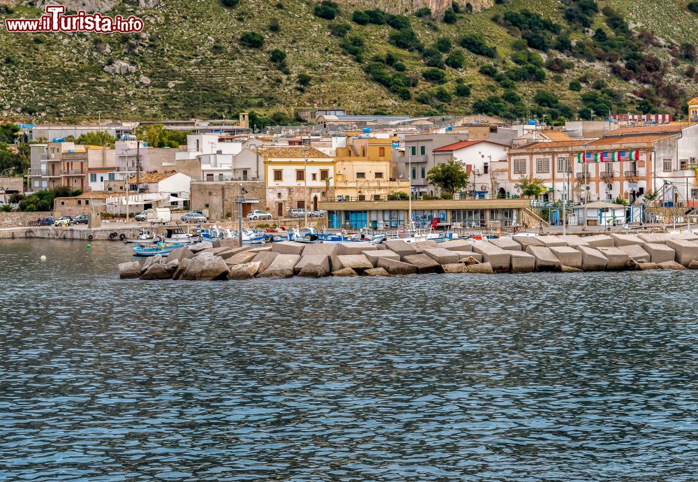 Immagine Le case colorate dei pescatori a Isola delle Femmine, borgo cosriero della provincia di Palermo