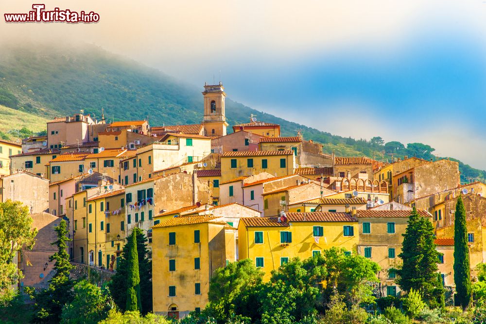Immagine Le case colorate del borgo storico di Rio, Isola d'Elba, Toscana