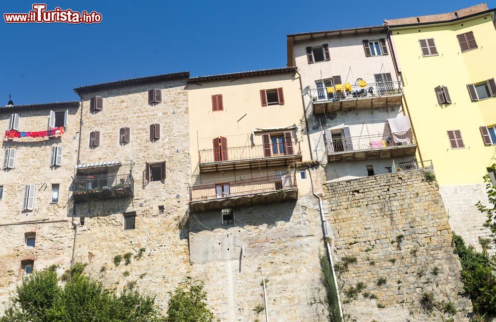 Immagine Le case colorate del centro di Camerino, borgo collinare delle Marche