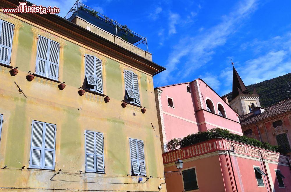 Immagine Le case colorate del centro di Finalborgo
