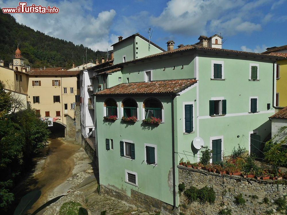 Immagine Le case colorate del centro storico di Marradi in Toscana - © Zebra48bo - CC BY-SA 4.0, Wikipedia