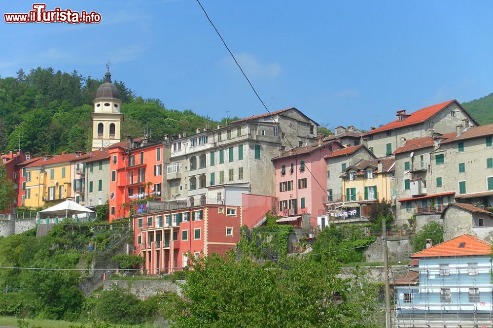 Immagine Le case colorate del centro storico di Voltaggio in Piemonte - © Andre86 - CC0, Wikipedia