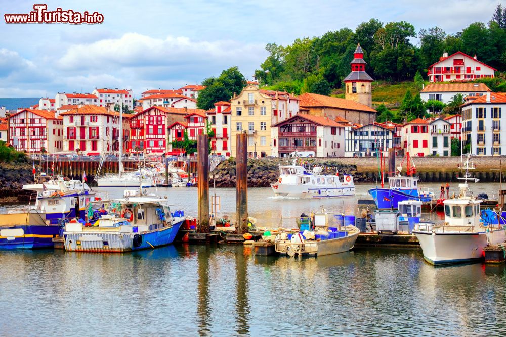 Immagine Le case colorate del porto di Saint Jean de Luz, costa atlantica francese.