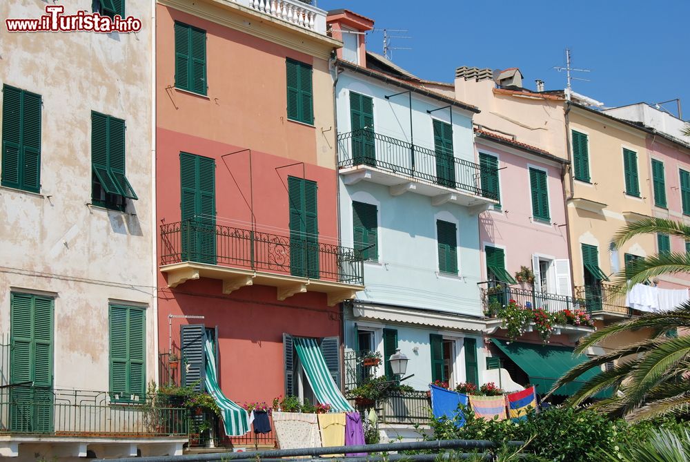 Immagine Le case colorate del villaggio ligure di Celle, provincia di Savona.
