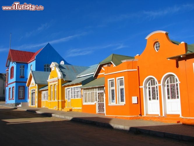 Immagine Le case colorate della via Nachtigal Strasse di Luderitz, il villaggio in stile tedesco (bavarese) che si trova sulla costa della Namibia (Skeleton coast) - © Przemyslaw Skibinski / Shutterstock.com