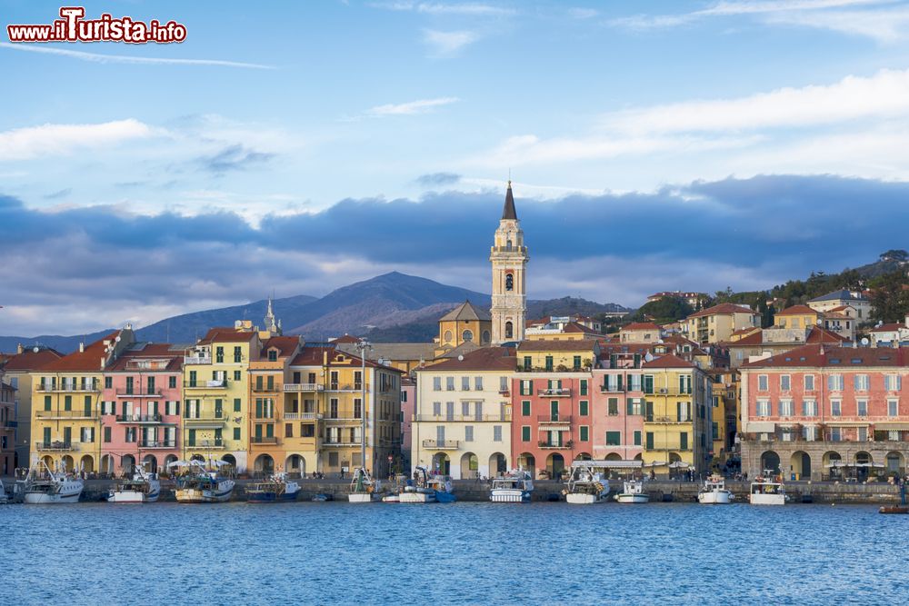 Immagine Le case colorate di Oneglia, villaggio della costa ligure sul Mare Mediterrraneo (Liguria).
