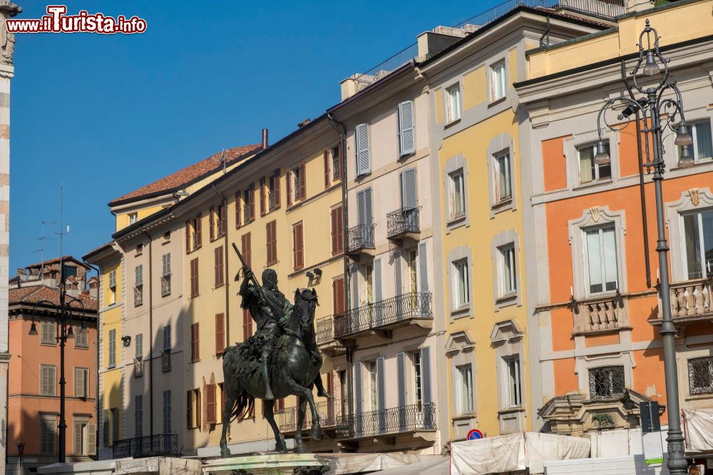 Immagine Le case colorate di Piazza Cavalli, il salotto del centro di Piacenza in Emilia