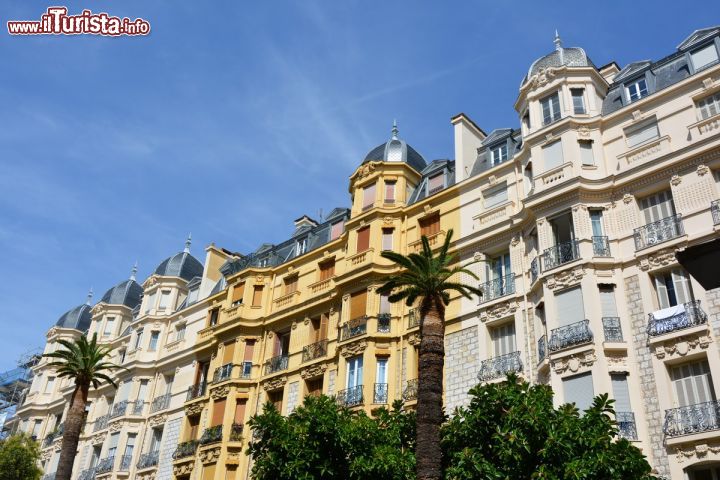 Immagine Le case colorate di Place Liberation a Nizza, Francia. Su questa storica piazza cittadina si affacciano palazzi signorili dalle facciate variopinte.