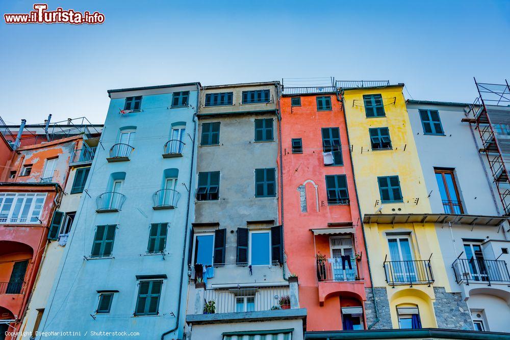 Immagine Le case colorate di Porto Venere in provincia di La Spezia, Liguria. Le tinte pastello del borgo sono incorniciate da questo frammento di costa affacciata sul Mediterraneo - © DiegoMariottini / Shutterstock.com