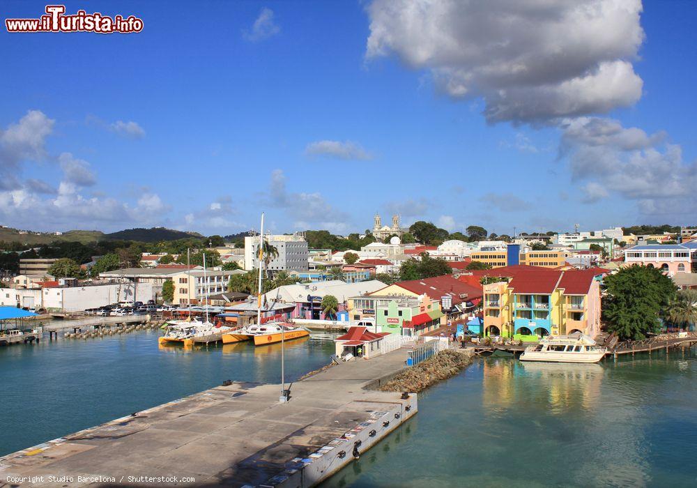 Immagine Le case colorate di Saint John's la capitale di Antigua e Barbuda ai Caraibi - © Studio Barcelona / Shutterstock.com