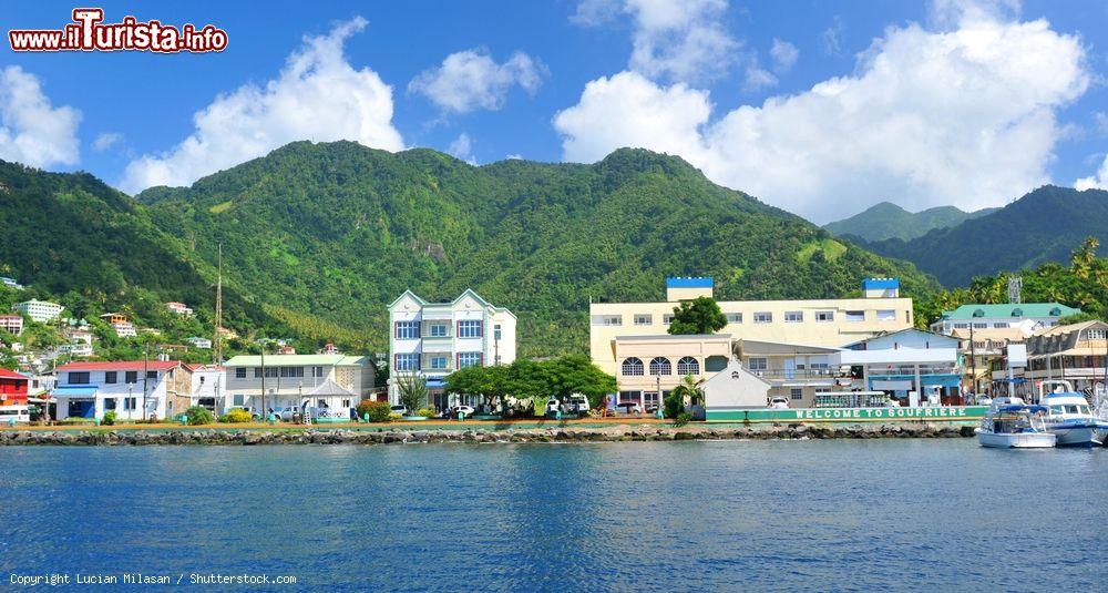 Immagine Le case colorate di Soufriere a Saint Lucia nei Caraibi - © Lucian Milasan / Shutterstock.com