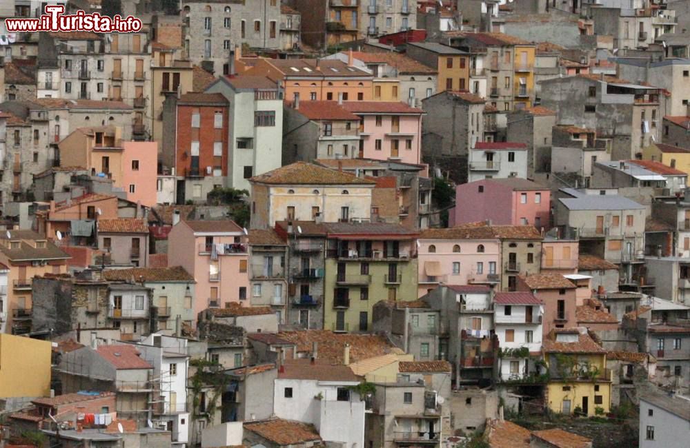 Immagine Le case colore pastello del borgo di Seui in Sardegna