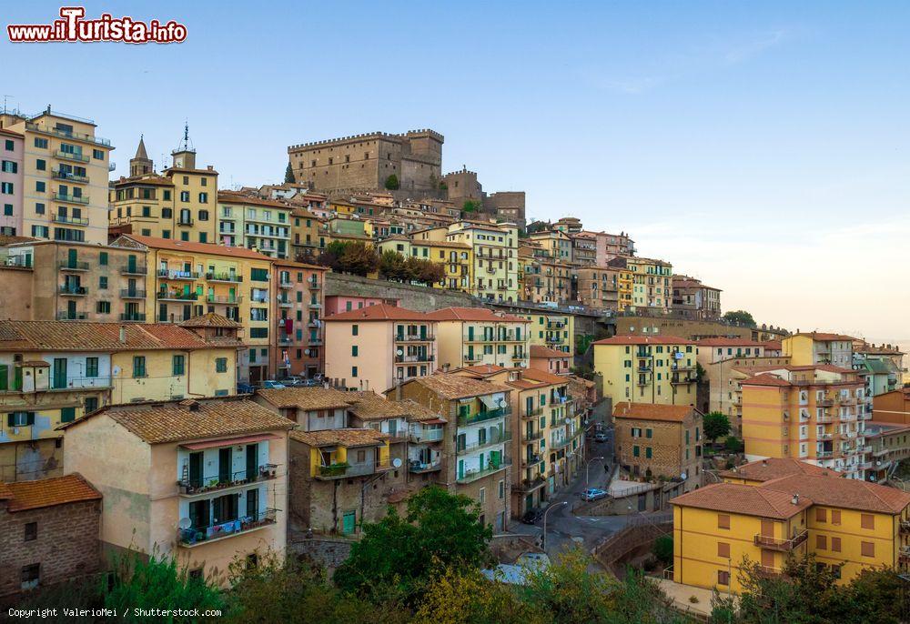 Immagine Le case del borgo antico di Soriano nel Cimino, provincia di Viterbo, Lazio - © ValerioMei / Shutterstock.com