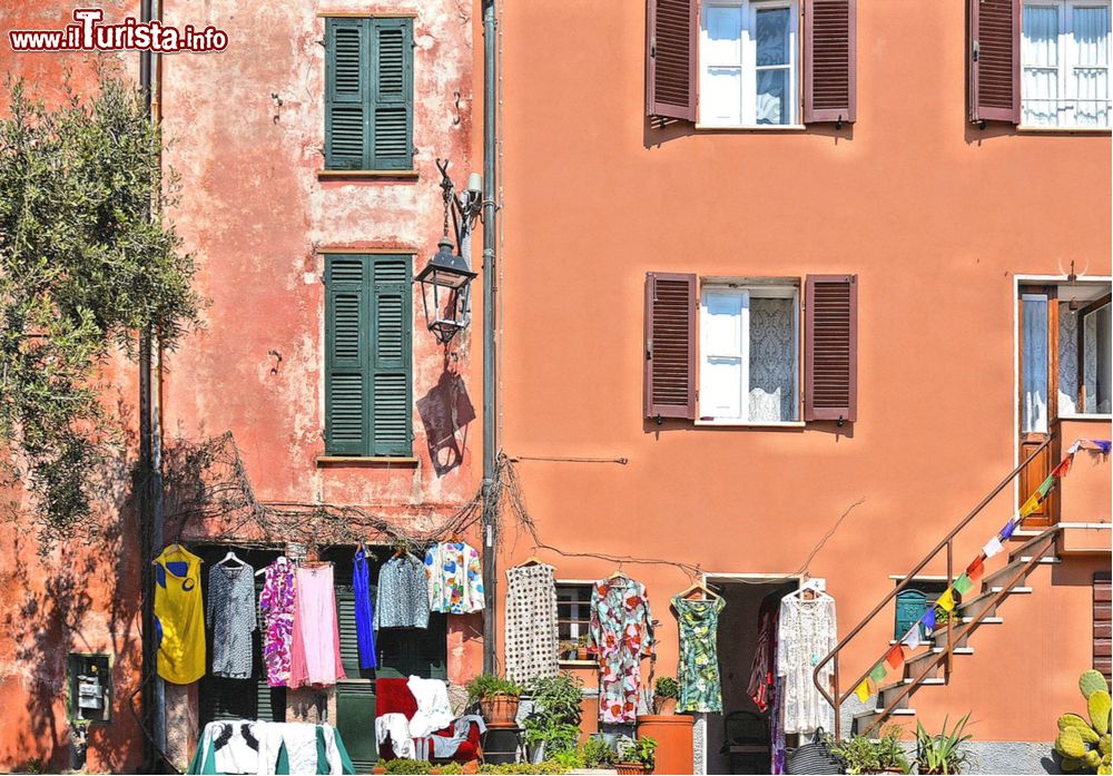 Immagine Le case del borgo di Montemarcello (Liguria) con i panni stesi al sole.